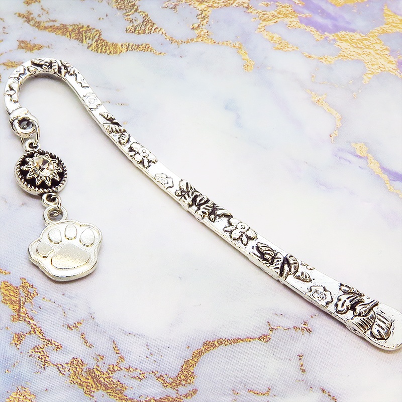 シルバーカラーの肉球とラインストーンのビーズを組合せたブックマーカー 栞 しおり 花柄模様 猫 犬