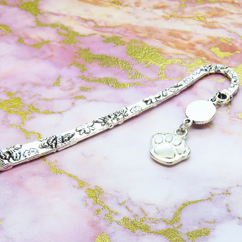 シルバーカラーの肉球とラインストーンのビーズを組合せたブックマーカー 栞 しおり 花柄模様 猫 犬