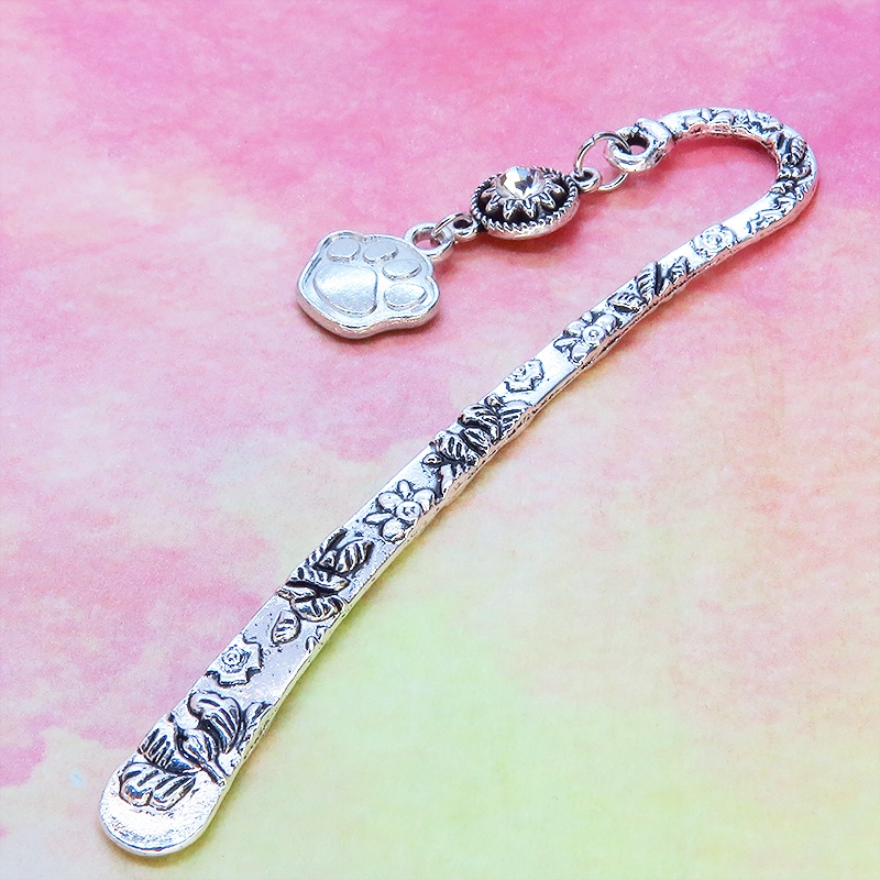 シルバーカラーの肉球とラインストーンのビーズを組合せたブックマーカー 栞 しおり 花柄模様 猫 犬