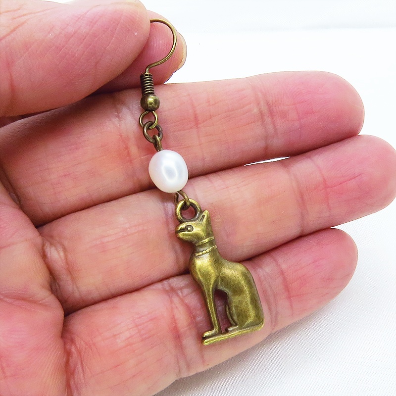 バステト 猫の神様 エジプト神 猫モチーフと淡水パールのピアス 立体 アンティークカラー