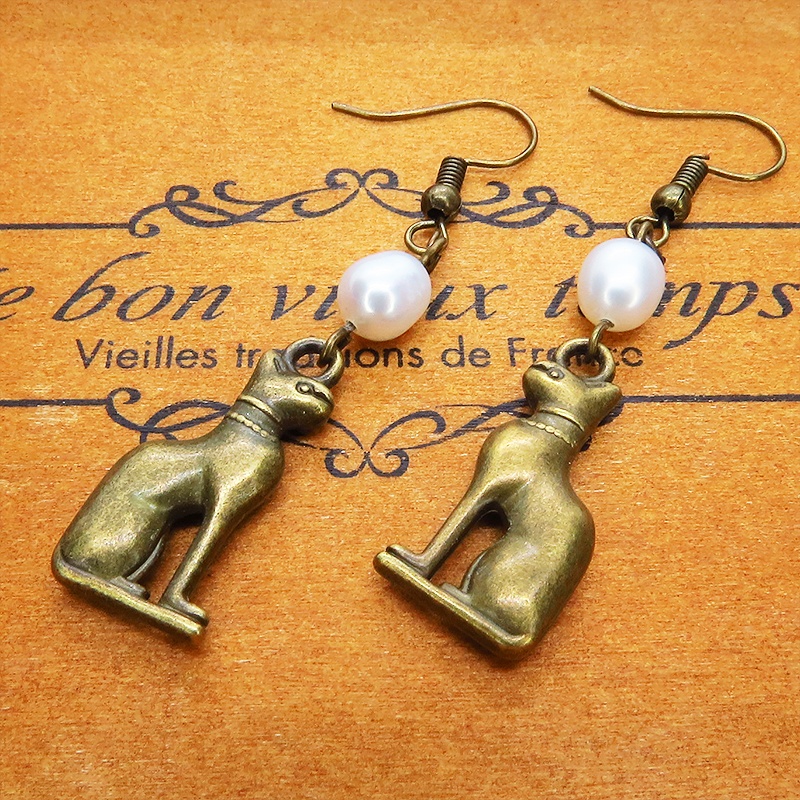 バステト 猫の神様 エジプト神 猫モチーフと淡水パールのピアス 立体 アンティークカラー