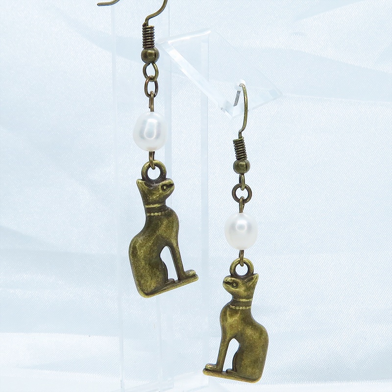 バステト 猫の神様 エジプト神 猫モチーフと淡水パールのピアス 立体 アンティークカラー