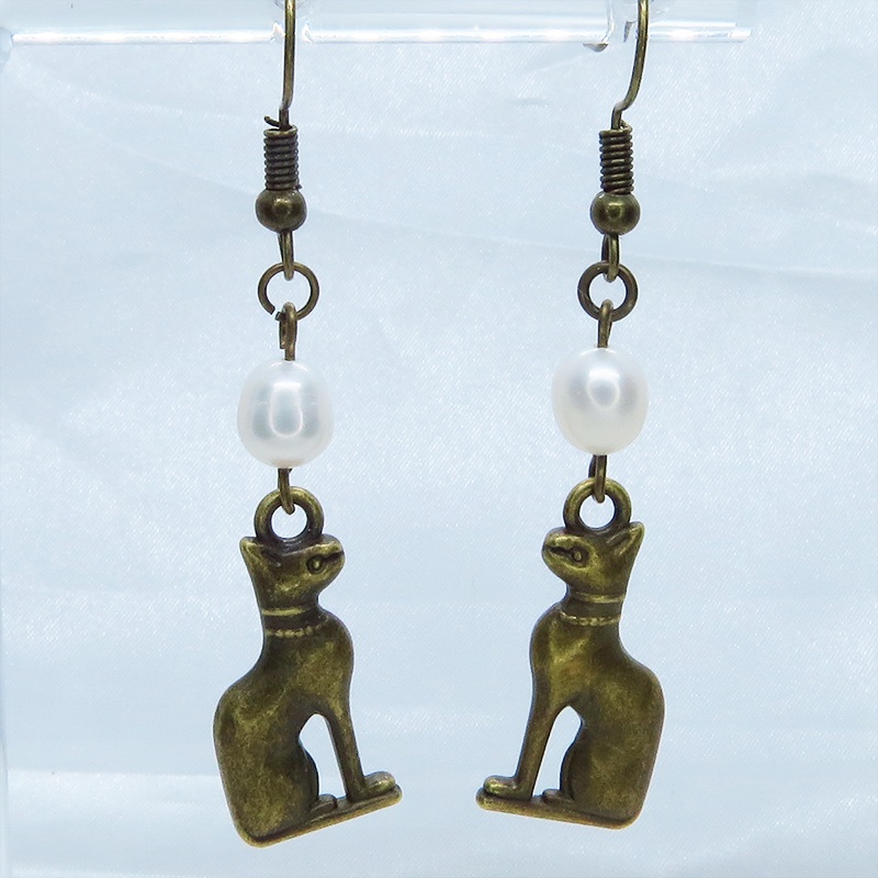 バステト 猫の神様 エジプト神 猫モチーフと淡水パールのピアス 立体 アンティークカラー