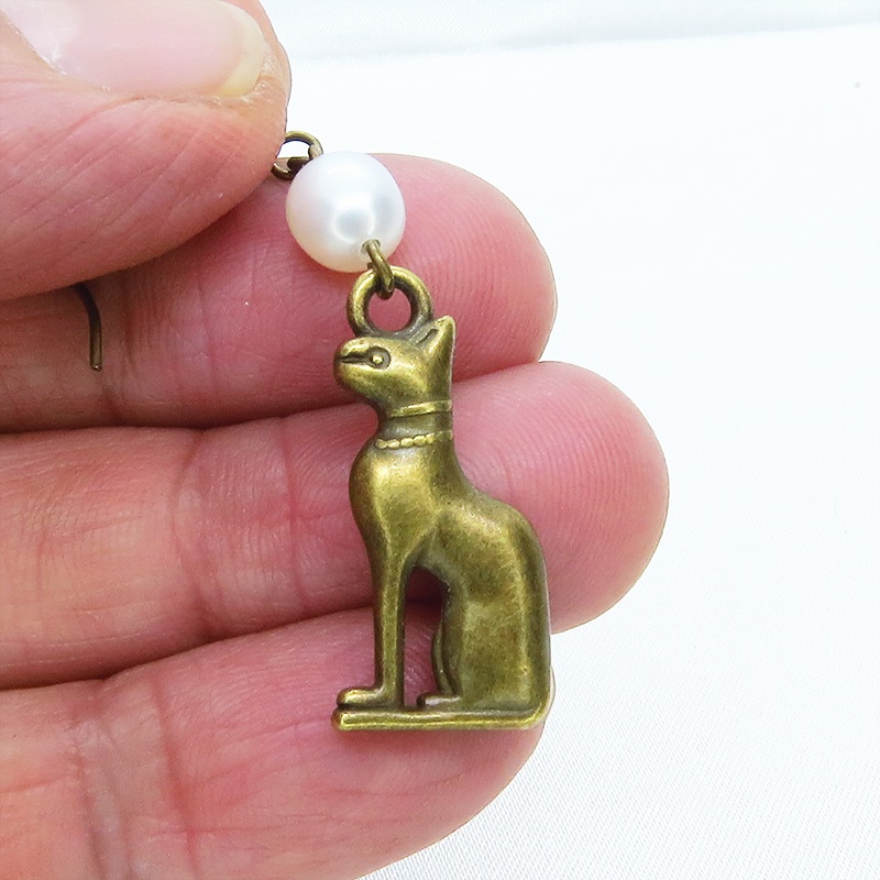 バステト 猫の神様 エジプト神 猫モチーフと淡水パールのピアス 立体 アンティークカラー