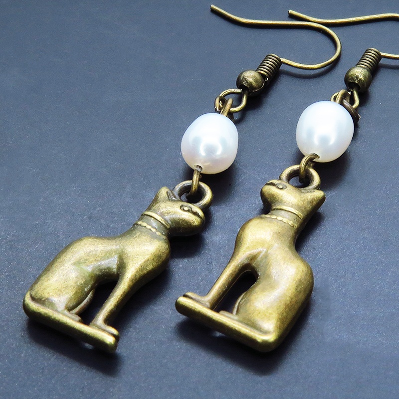 バステト 猫の神様 エジプト神 猫モチーフと淡水パールのピアス 立体 アンティークカラー