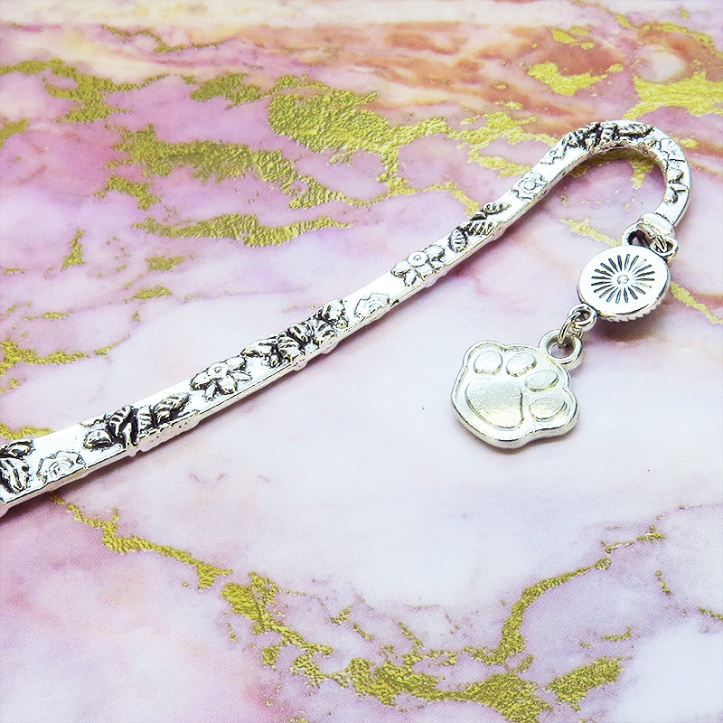 シルバーカラーの肉球とターコイズを組合せたブックマーカー 栞 しおり 花柄模様 猫 犬