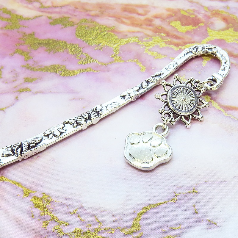 シルバーカラーの肉球とひまわりのターコイズを組合せたブックマーカー 栞 しおり 花柄模様 猫 犬