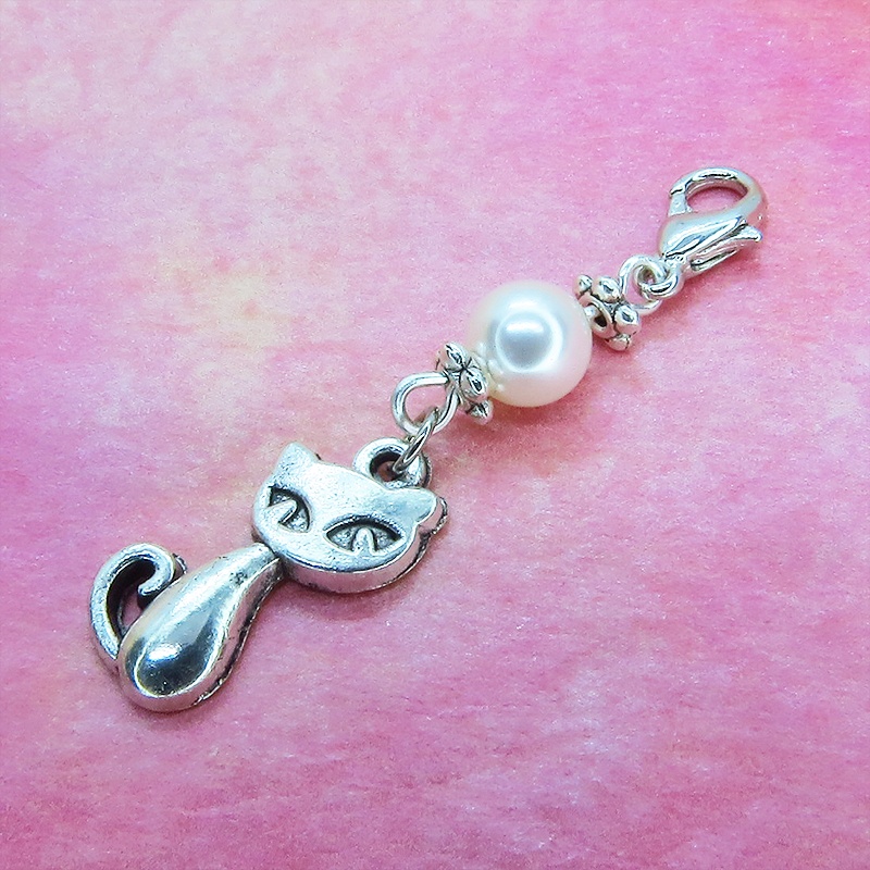 マスクチャーム アンティークシルバーの猫モチーフとスワロフスキーパール(クリスタルホワイト)のチャーム キーホルダー