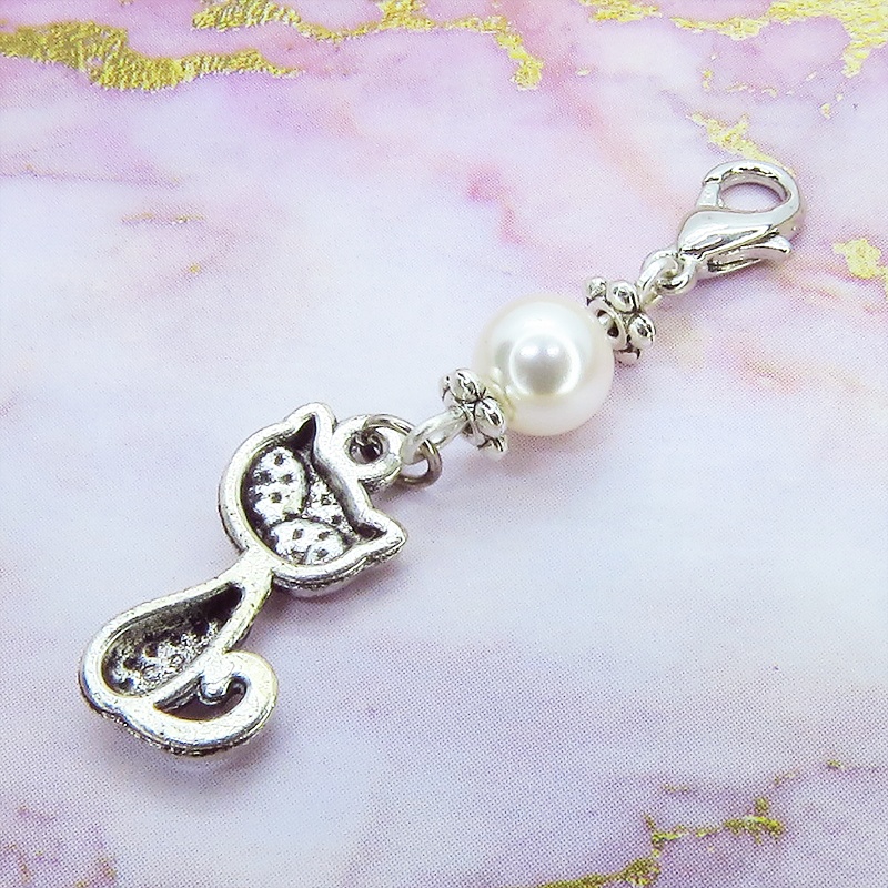 マスクチャーム アンティークシルバーの猫モチーフとスワロフスキーパール(クリスタルホワイト)のチャーム キーホルダー