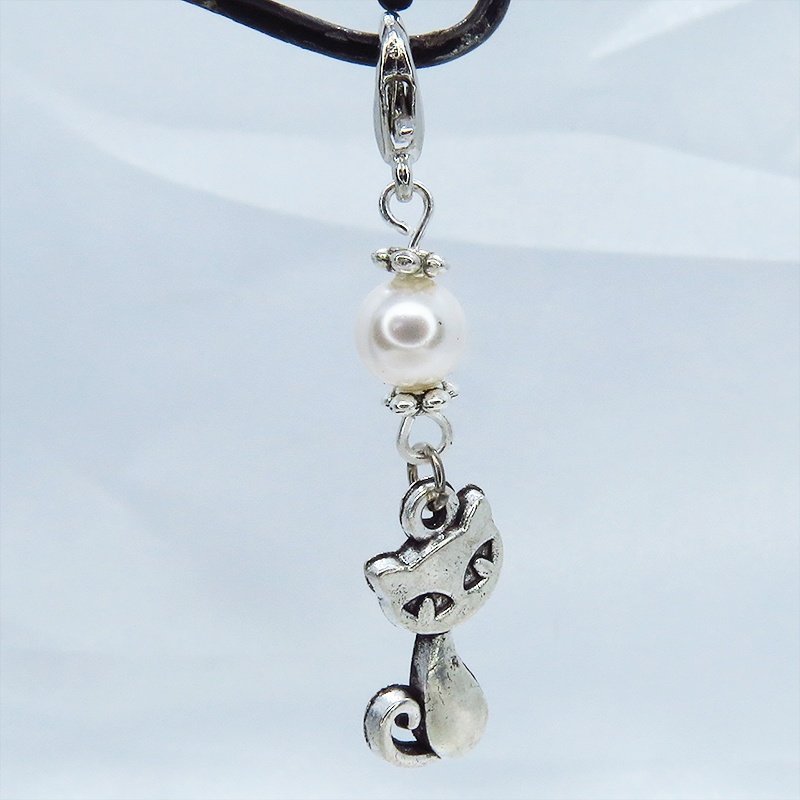 マスクチャーム アンティークシルバーの猫モチーフとスワロフスキーパール(クリスタルホワイト)のチャーム キーホルダー