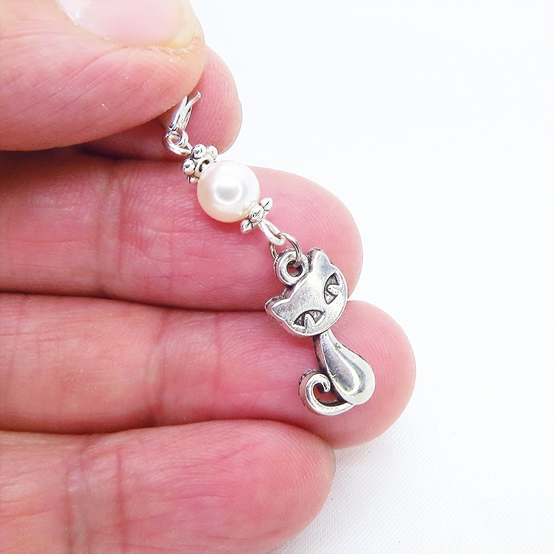 マスクチャーム アンティークシルバーの猫モチーフとスワロフスキーパール(クリスタルホワイト)のチャーム キーホルダー