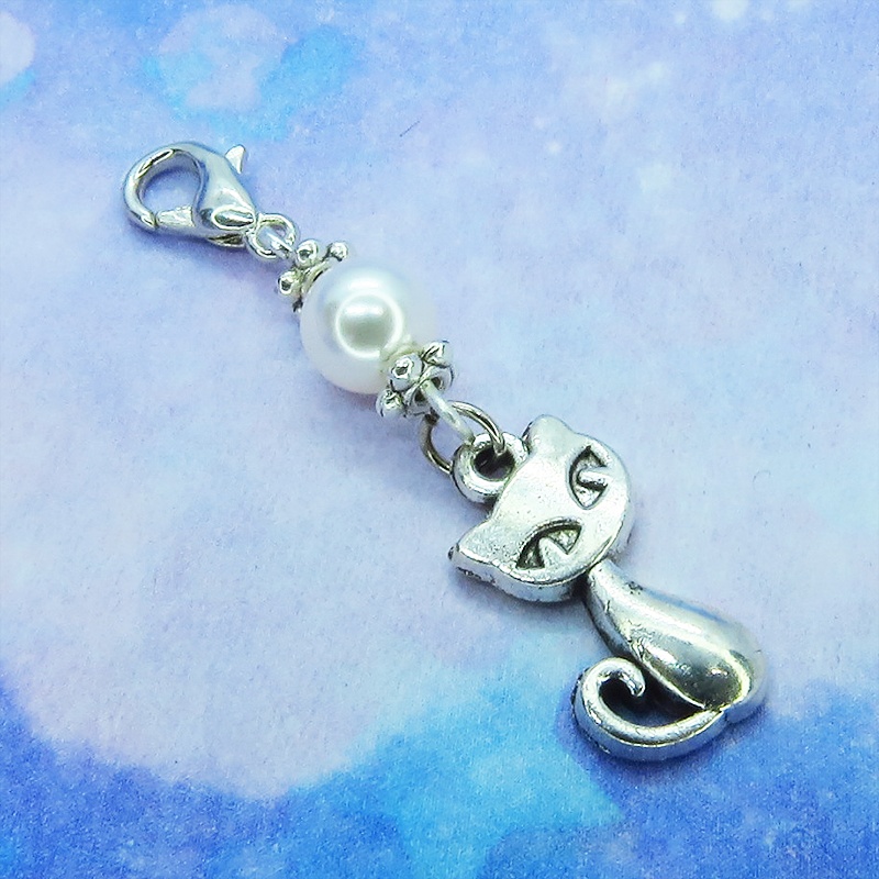 マスクチャーム アンティークシルバーの猫モチーフとスワロフスキーパール(クリスタルホワイト)のチャーム キーホルダー