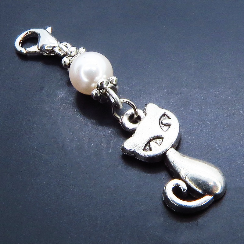 マスクチャーム アンティークシルバーの猫モチーフとスワロフスキーパール(クリスタルホワイト)のチャーム キーホルダー