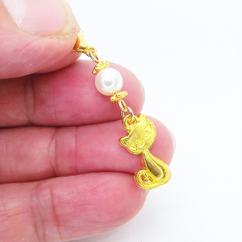 マスクチャーム ゴールドカラーの猫モチーフとスワロフスキーパール(クリスタルホワイト)のチャーム キーホルダー