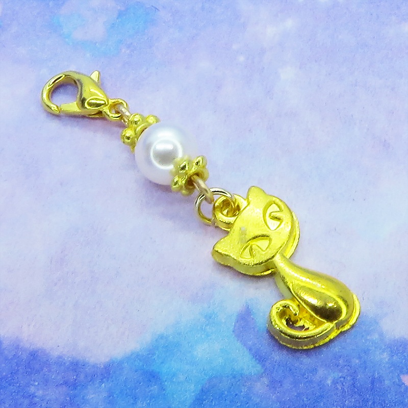 マスクチャーム ゴールドカラーの猫モチーフとスワロフスキーパール(クリスタルホワイト)のチャーム キーホルダー