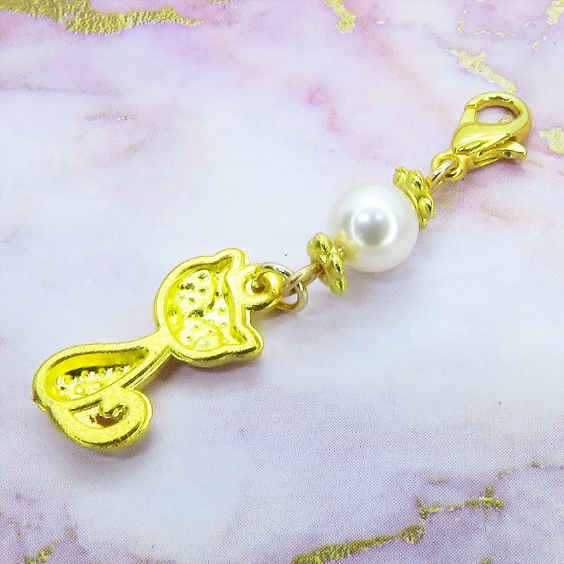 マスクチャーム ゴールドカラーの猫モチーフとスワロフスキーパール(クリスタルホワイト)のチャーム キーホルダー