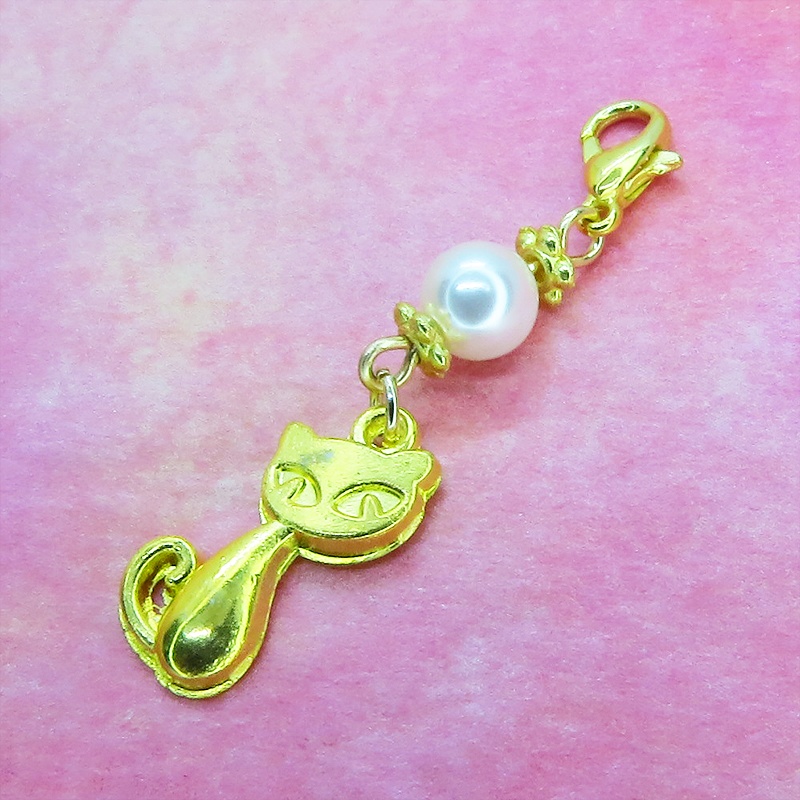 マスクチャーム ゴールドカラーの猫モチーフとスワロフスキーパール(クリスタルホワイト)のチャーム キーホルダー