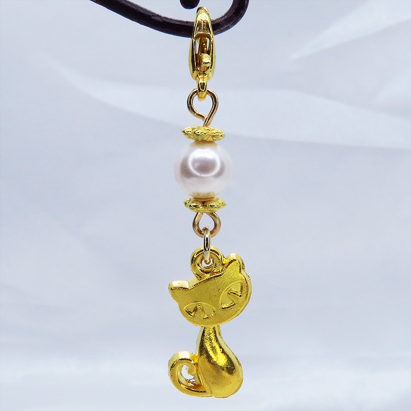 マスクチャーム ゴールドカラーの猫モチーフとスワロフスキーパール(クリスタルホワイト)のチャーム キーホルダー
