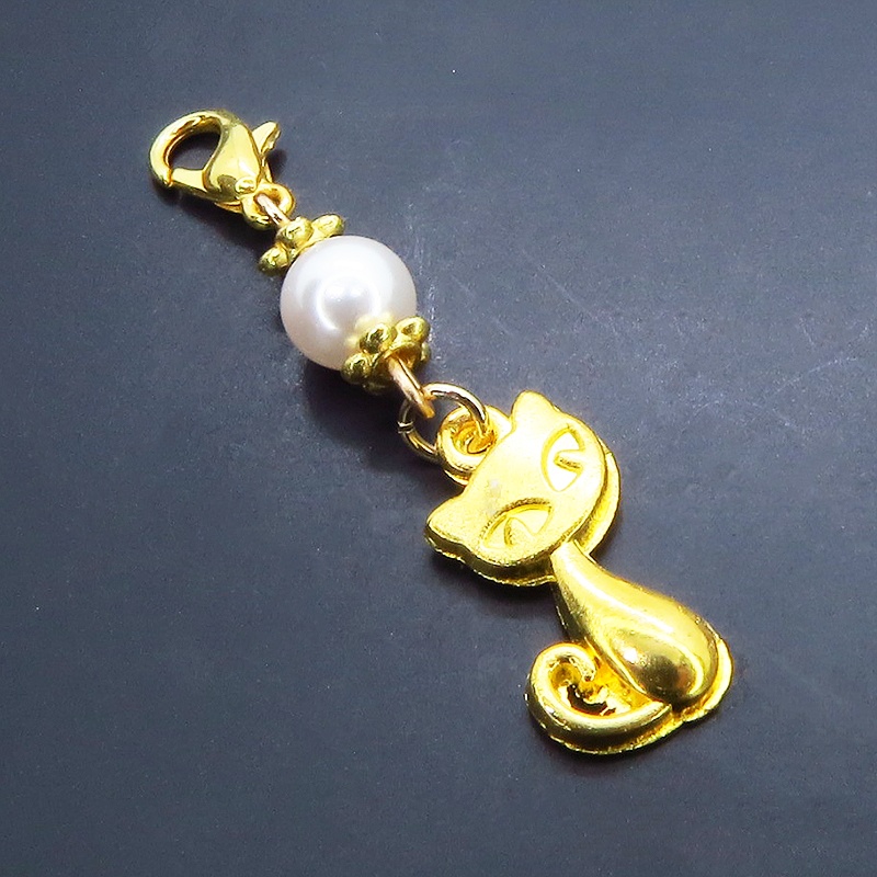 マスクチャーム ゴールドカラーの猫モチーフとスワロフスキーパール(クリスタルホワイト)のチャーム キーホルダー