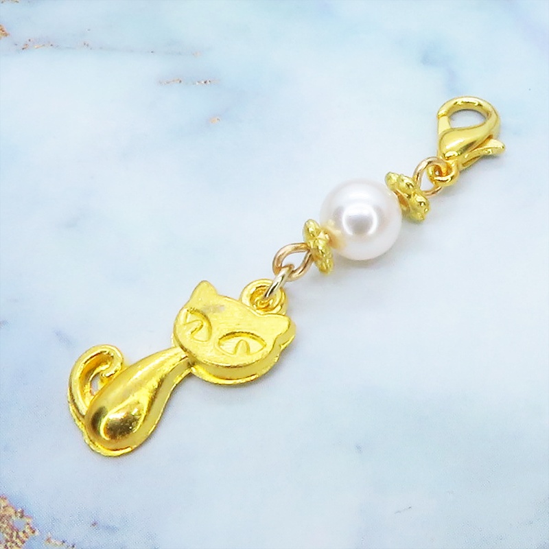 マスクチャーム ゴールドカラーの猫モチーフとスワロフスキーパール(クリスタルホワイト)のチャーム キーホルダー