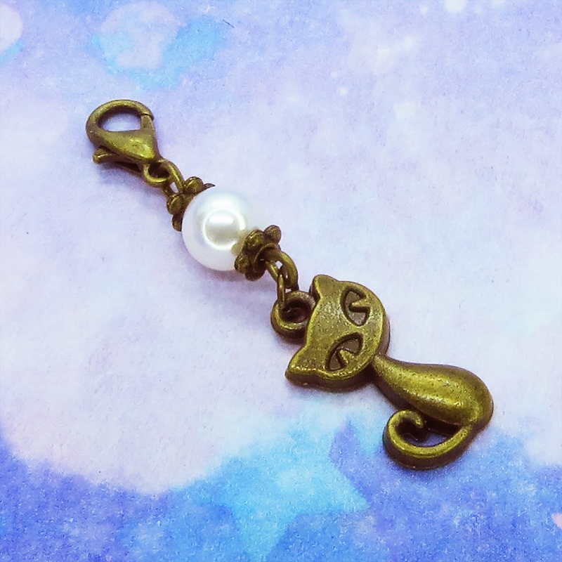 マスクチャーム アンティークカラーの猫モチーフとスワロフスキーパール(クリスタルホワイト)のチャーム キーホルダー