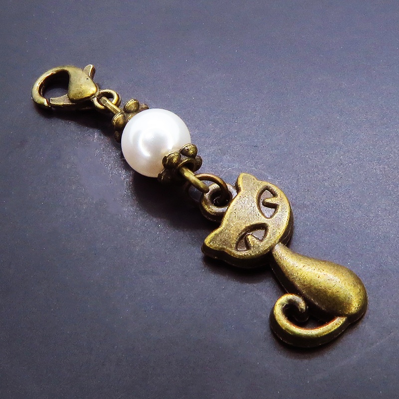 マスクチャーム アンティークカラーの猫モチーフとスワロフスキーパール(クリスタルホワイト)のチャーム キーホルダー