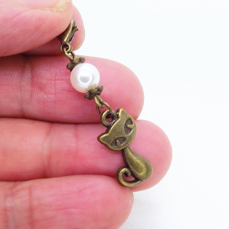 マスクチャーム アンティークカラーの猫モチーフとスワロフスキーパール(クリスタルホワイト)のチャーム キーホルダー