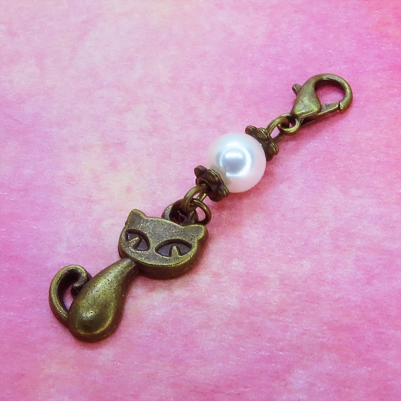 マスクチャーム アンティークカラーの猫モチーフとスワロフスキーパール(クリスタルホワイト)のチャーム キーホルダー