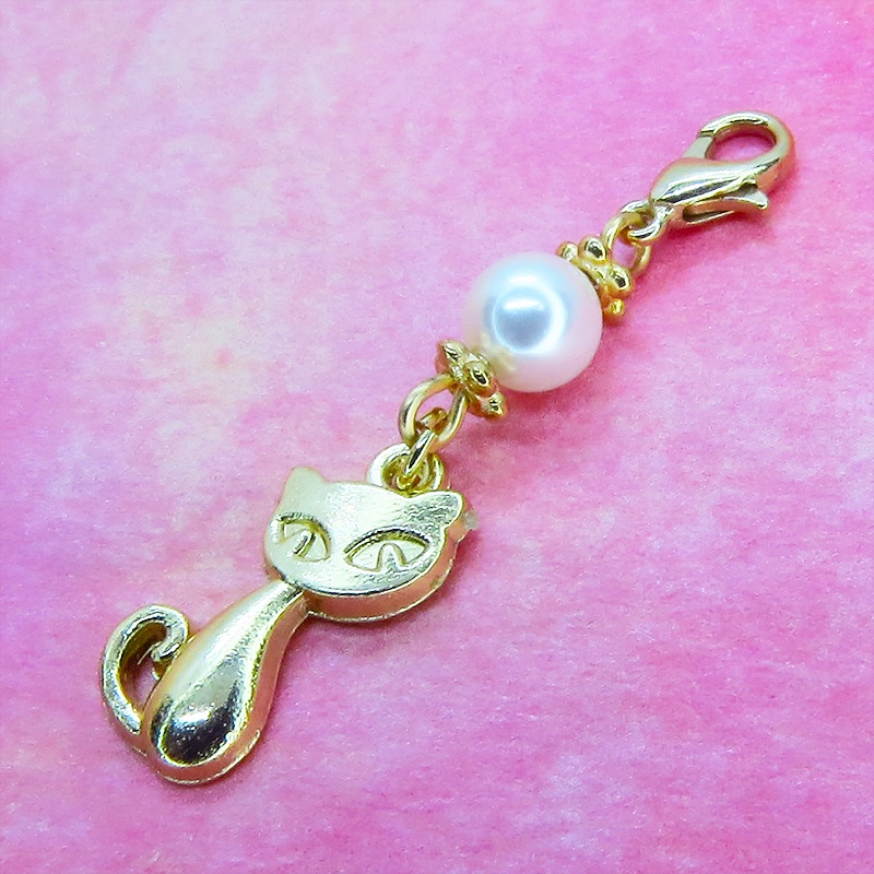 マスクチャーム マットゴールドの猫モチーフとスワロフスキーパール(クリスタルホワイト)のチャーム キーホルダー