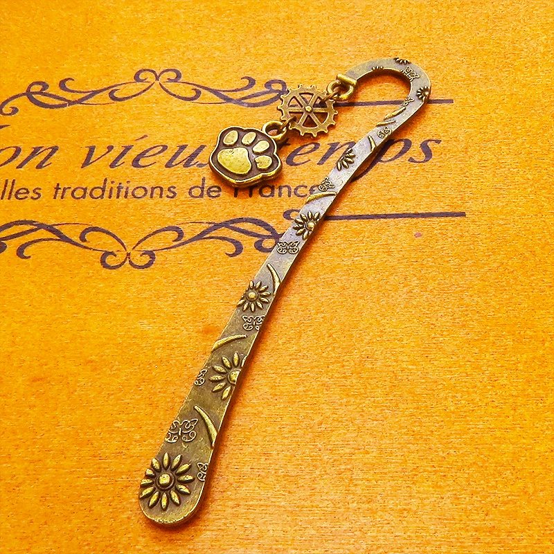 アンティークカラーの肉球と歯車を組合せたブックマーカー 栞 しおり 花柄模様 猫 犬