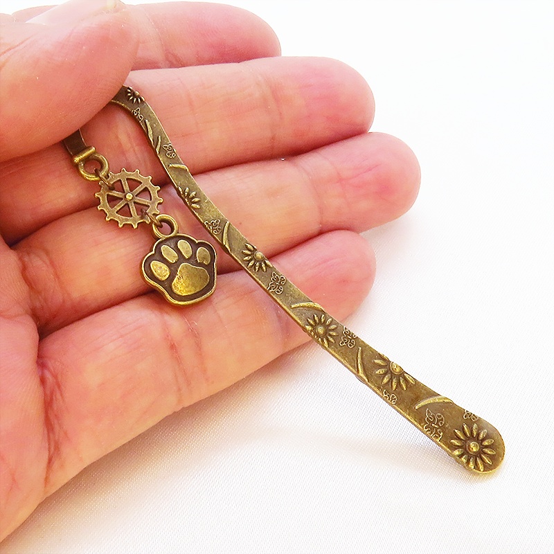 アンティークカラーの肉球と歯車を組合せたブックマーカー 栞 しおり 花柄模様 猫 犬