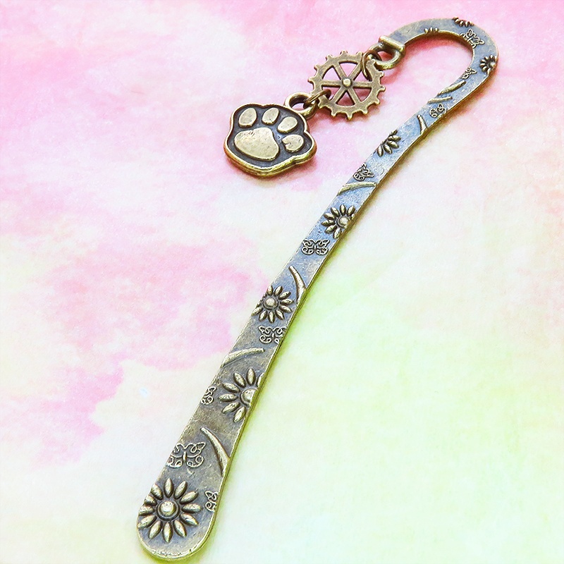 アンティークカラーの肉球と歯車を組合せたブックマーカー 栞 しおり 花柄模様 猫 犬