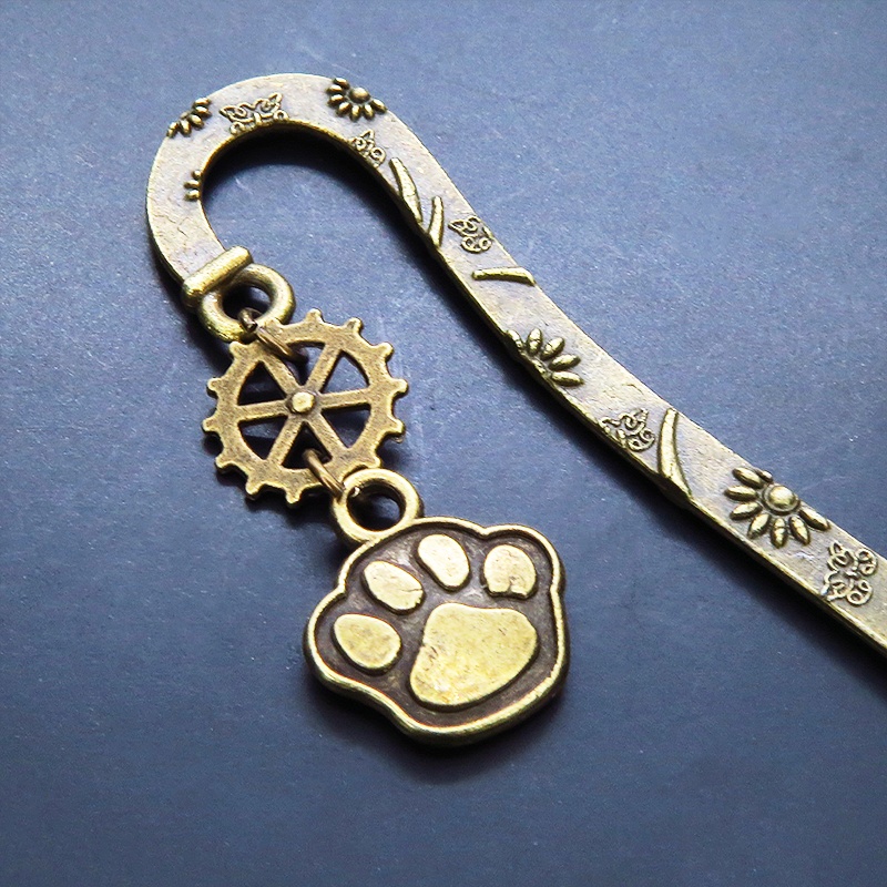 アンティークカラーの肉球と歯車を組合せたブックマーカー 栞 しおり 花柄模様 猫 犬