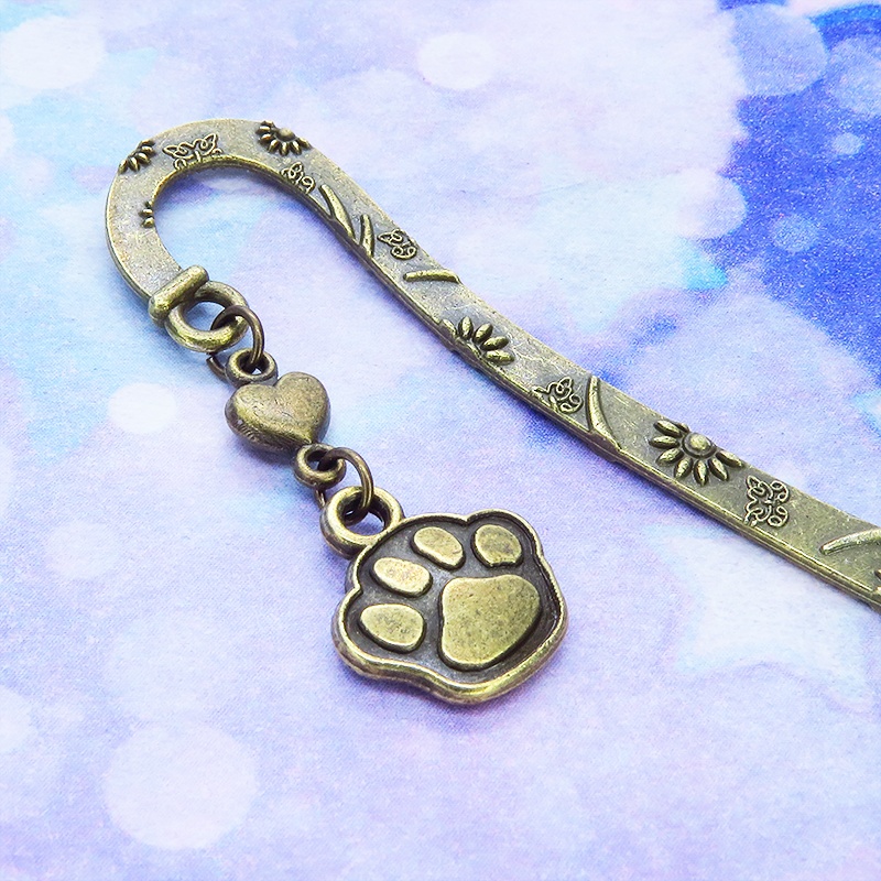 アンティークカラーの肉球とハートを組合せたブックマーカー 栞 しおり 花柄模様 猫 犬