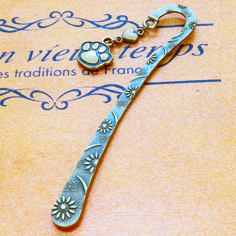 アンティークカラーの肉球とハートを組合せたブックマーカー 栞 しおり 花柄模様 猫 犬