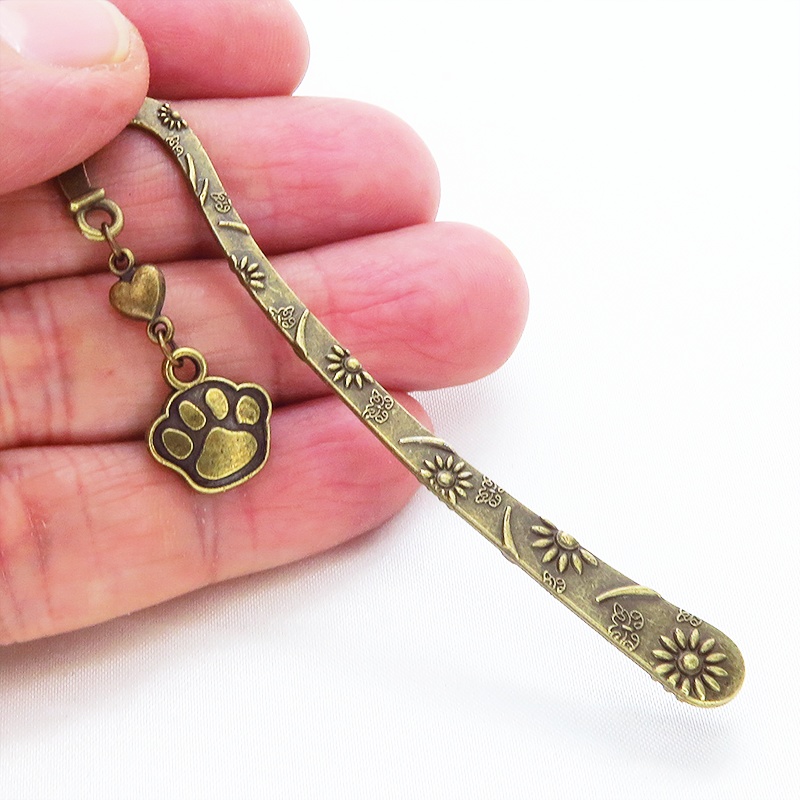 アンティークカラーの肉球とハートを組合せたブックマーカー 栞 しおり 花柄模様 猫 犬