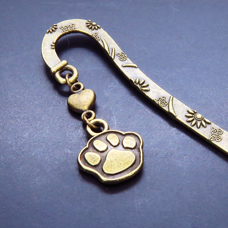 アンティークカラーの肉球とハートを組合せたブックマーカー 栞 しおり 花柄模様 猫 犬