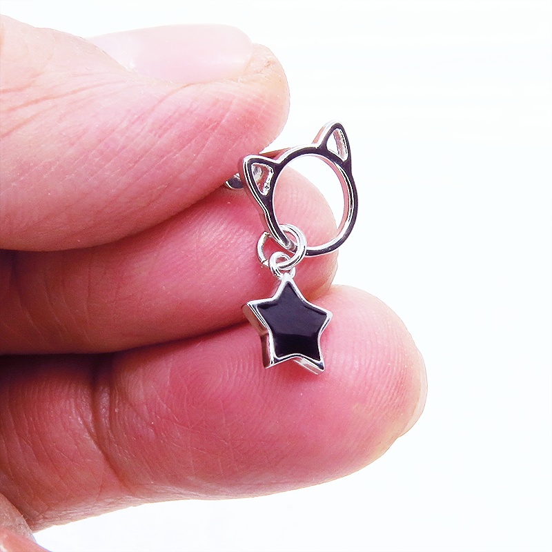 シルバー925 猫フェイスモチーフと星を組み合わせたスタッドピアス エナメル ポストピアス コンパクト