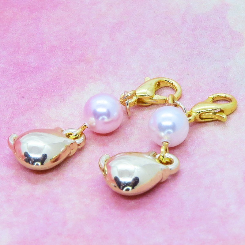 マスクチャーム ゴールドカラーのぷっくりかわいい猫モチーフにスワロフスキーパールを組み合わせたチャーム