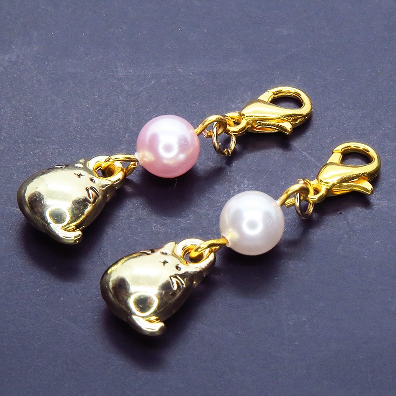 マスクチャーム ゴールドカラーのぷっくりかわいい猫モチーフにスワロフスキーパールを組み合わせたチャーム