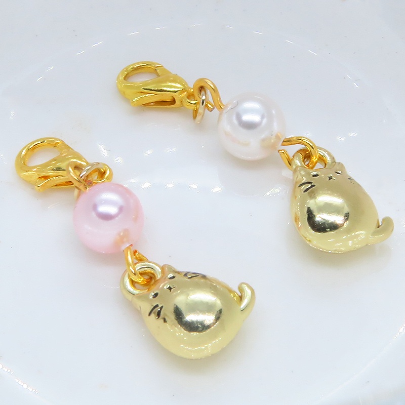 マスクチャーム ゴールドカラーのぷっくりかわいい猫モチーフにスワロフスキーパールを組み合わせたチャーム