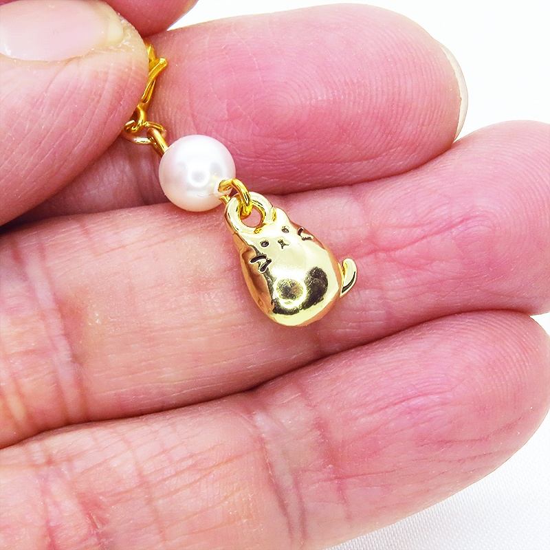 マスクチャーム ゴールドカラーのぷっくりかわいい猫モチーフにスワロフスキーパールを組み合わせたチャーム