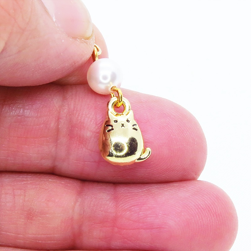 マスクチャーム ゴールドカラーのぷっくりかわいい猫モチーフにスワロフスキーパールを組み合わせたチャーム