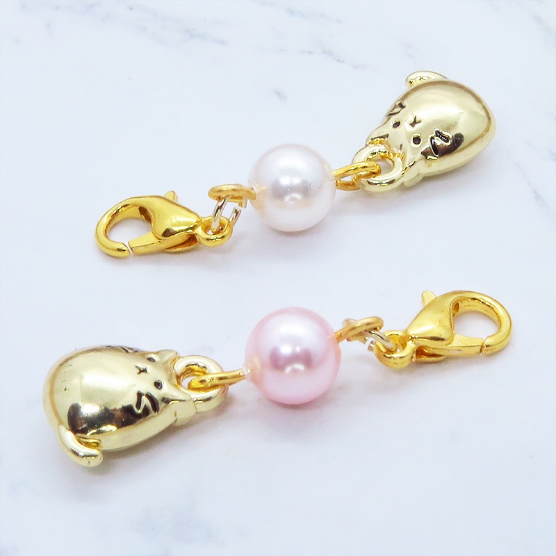 マスクチャーム ゴールドカラーのぷっくりかわいい猫モチーフにスワロフスキーパールを組み合わせたチャーム