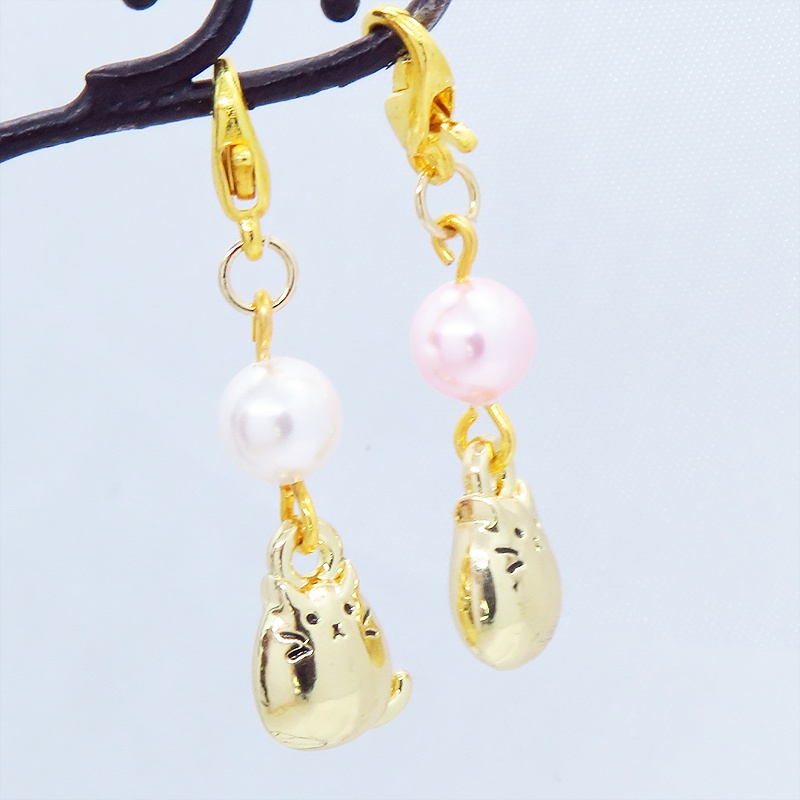 マスクチャーム ゴールドカラーのぷっくりかわいい猫モチーフにスワロフスキーパールを組み合わせたチャーム