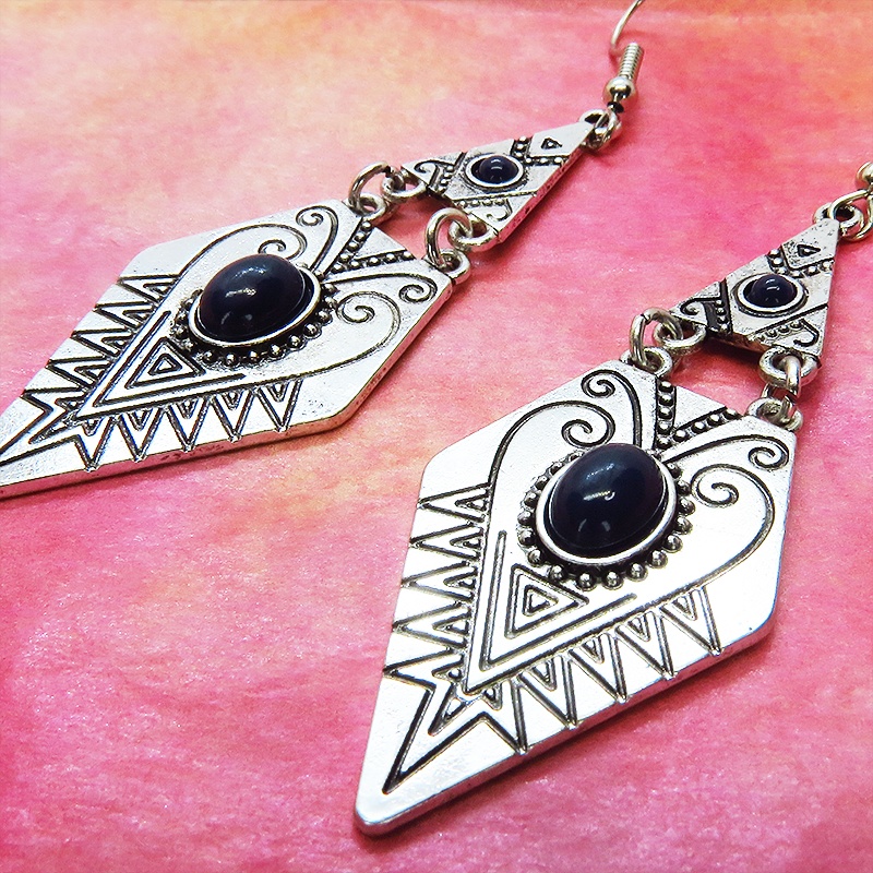 ヴィンテージ調トライアングルな幾何学的メタルタッセルピアス ゴシック アンティーク サージカル可