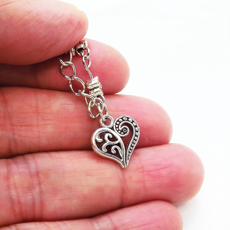 シルバーカラーの小さな花柄のメタルビーズの連なったリーフモチーフのブレスレット アジャスター付