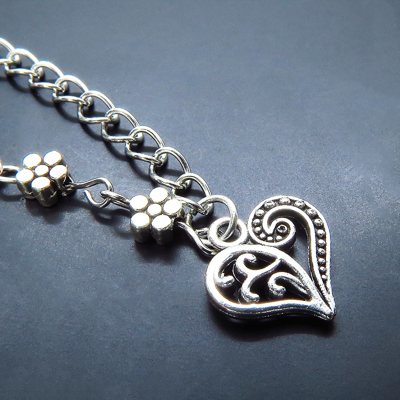 シルバーカラーの小さな花柄のメタルビーズの連なったリーフモチーフのブレスレット アジャスター付