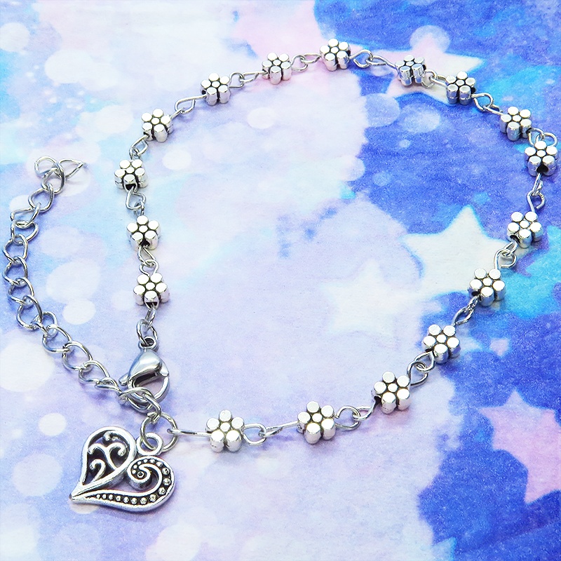 シルバーカラーの小さな花柄のメタルビーズの連なったリーフモチーフのブレスレット アジャスター付