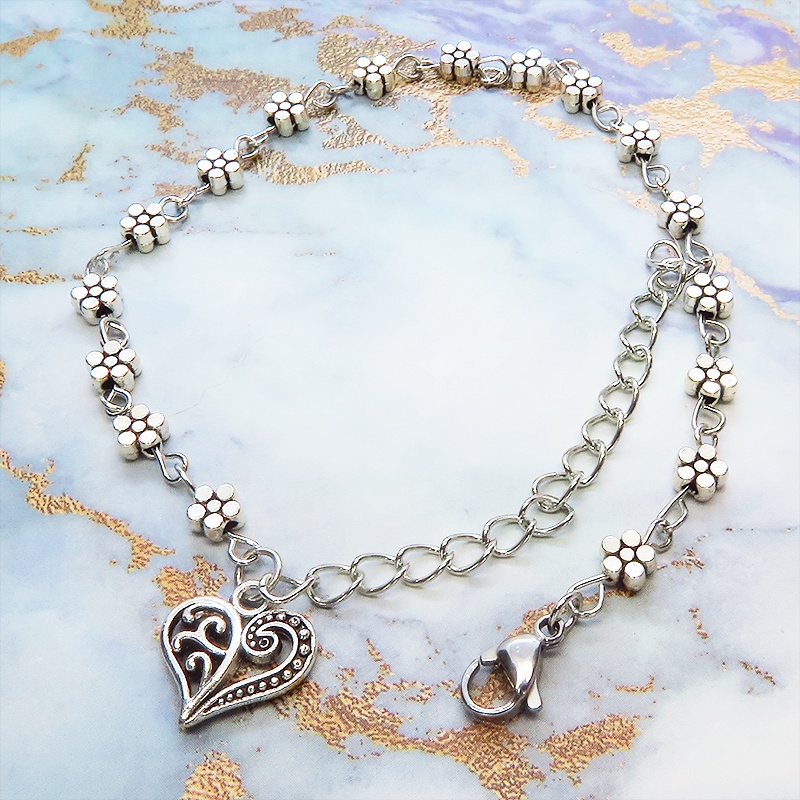 シルバーカラーの小さな花柄のメタルビーズの連なったリーフモチーフのブレスレット アジャスター付